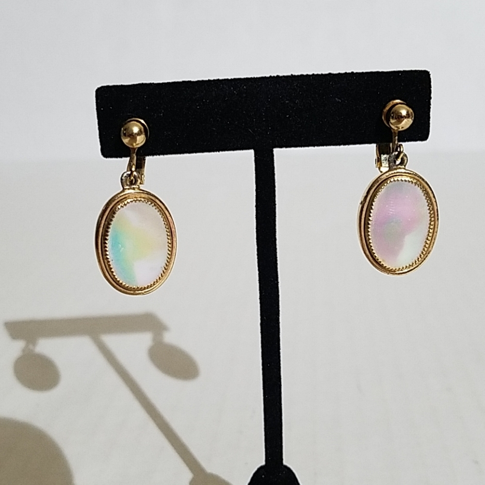 Screw back pearl and gold tone earrings 3t3